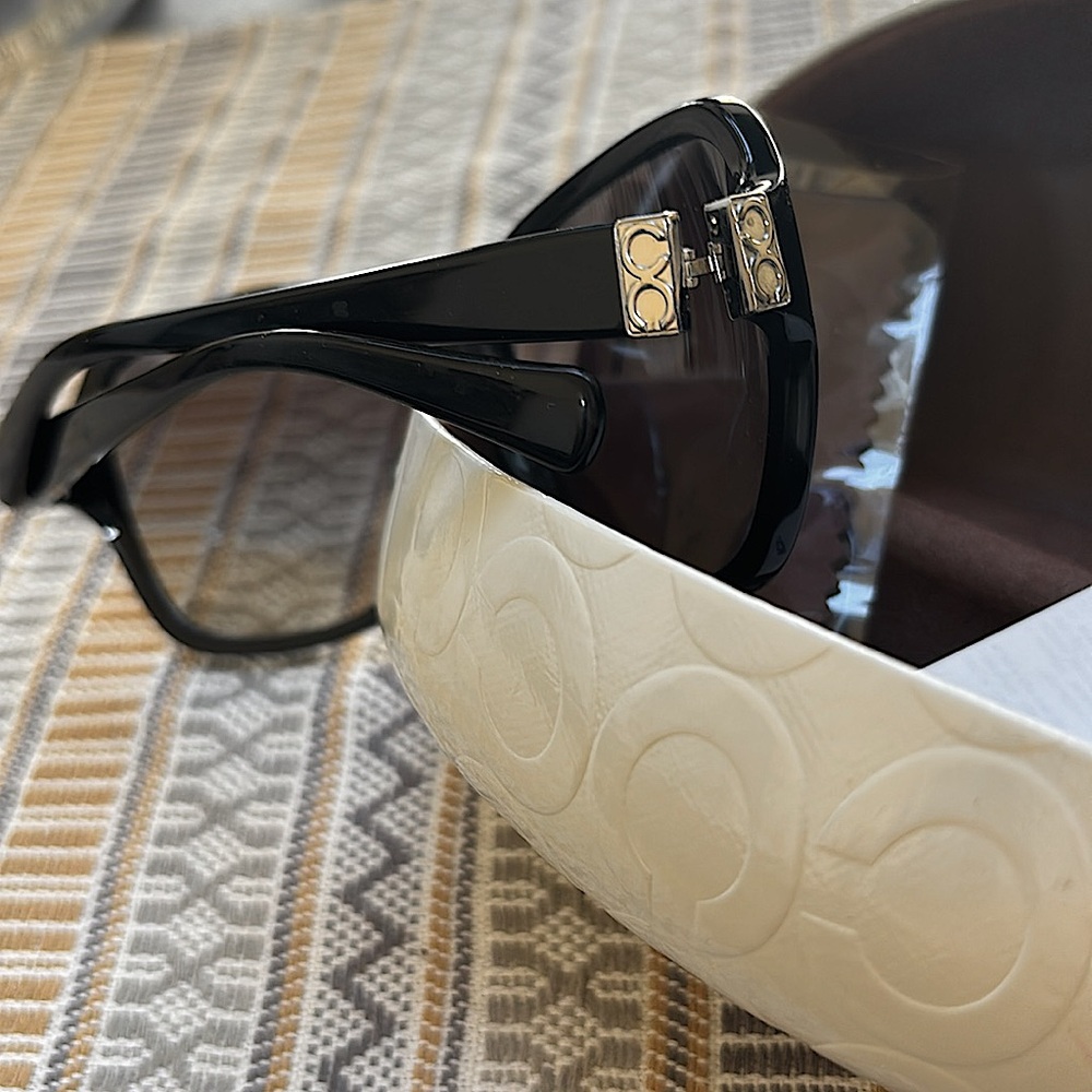 Coach New Sunglasses with Case, Cloth & Pamphlet NEW 4 Pieces - Picture 5 of 6